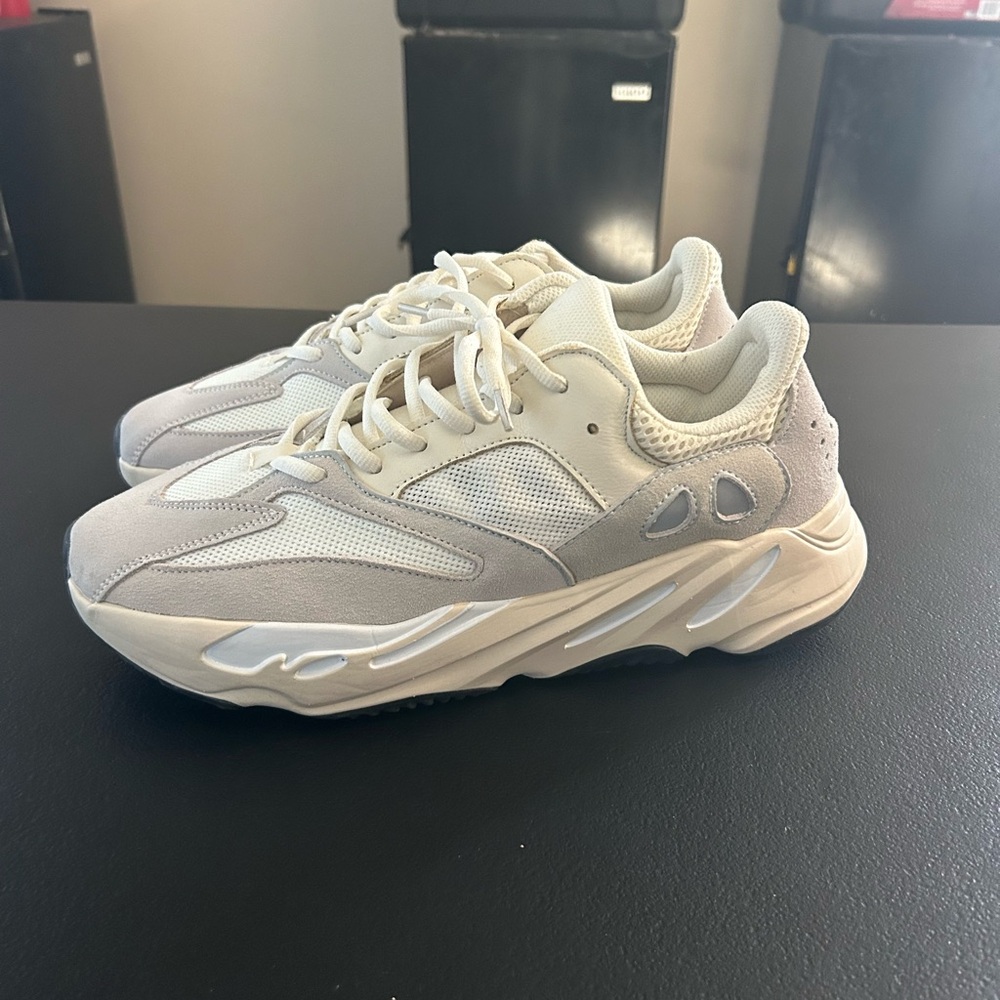Men's Athletic Shoes in Cream and Gray